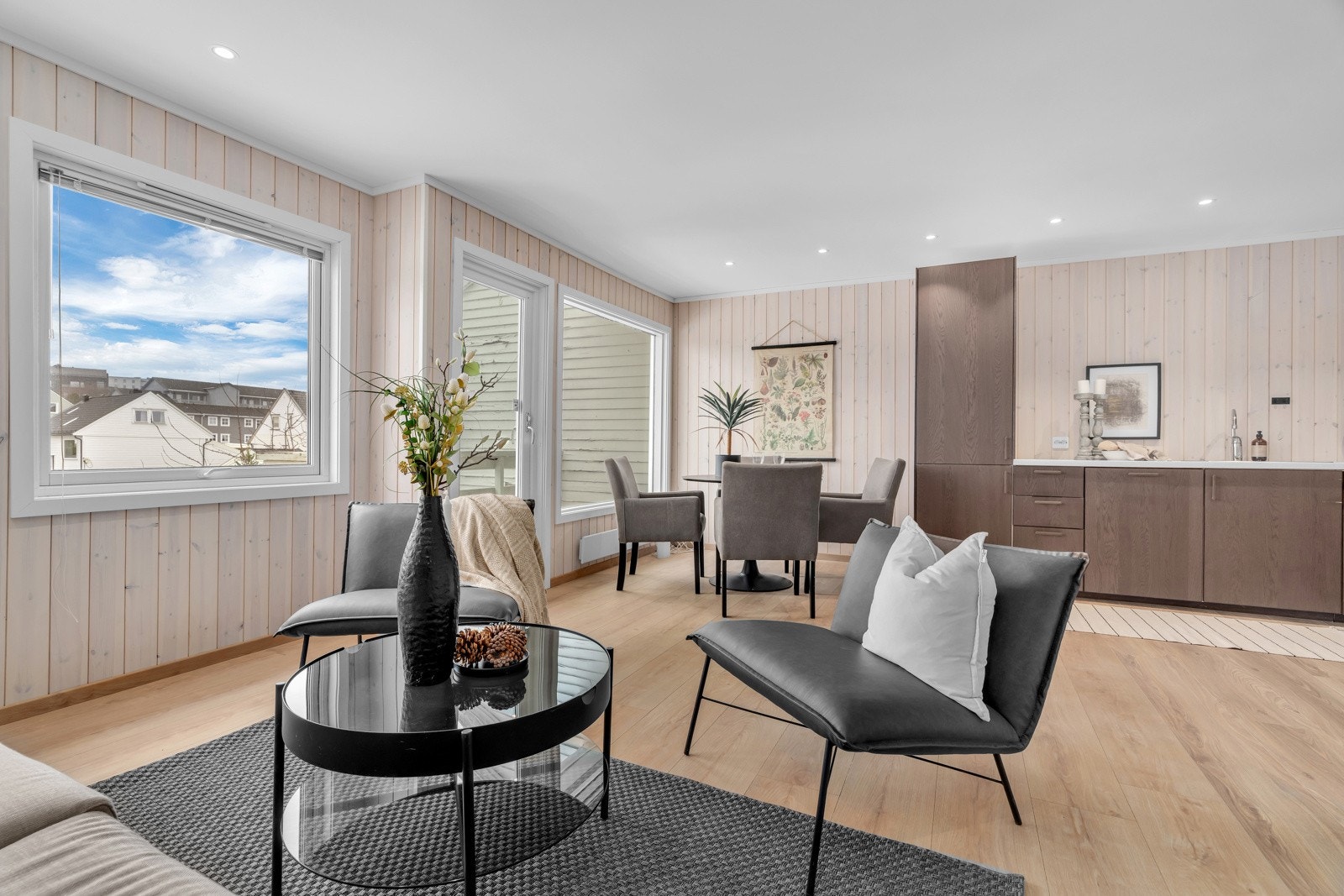 Fra stua er det utgang til boligens sørvestvendte balkong Galleribilde