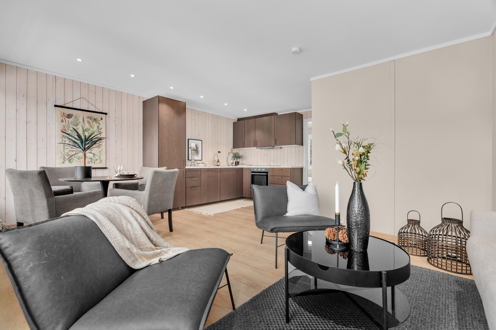 I stua/kjøkkenet er det god plass til både sofa og spisebord Galleribilde