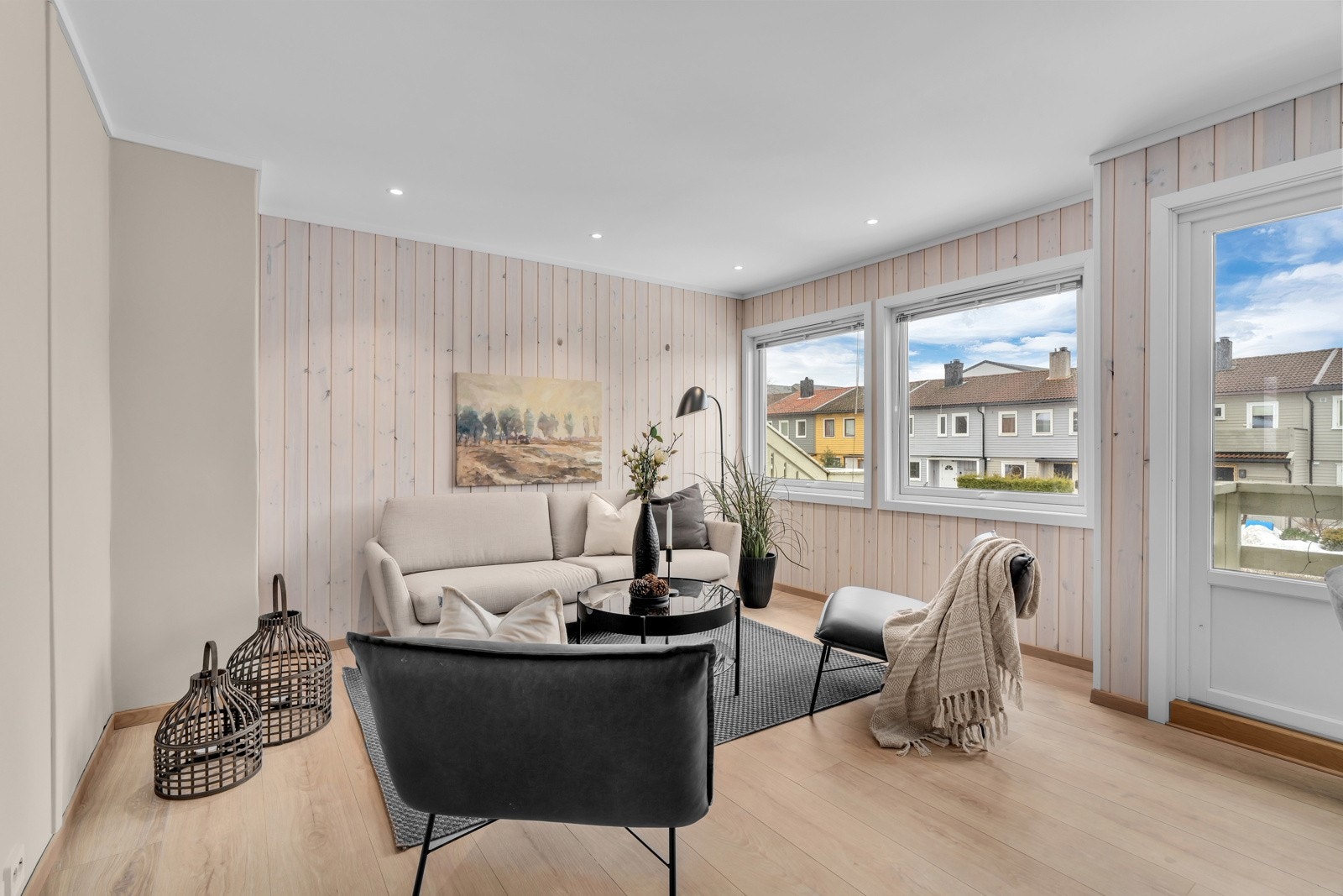 Boligen strekker seg over to etasjer og innerholder blant annet kombinert stue og kjøkken, fem soverom og to bad Galleribilde