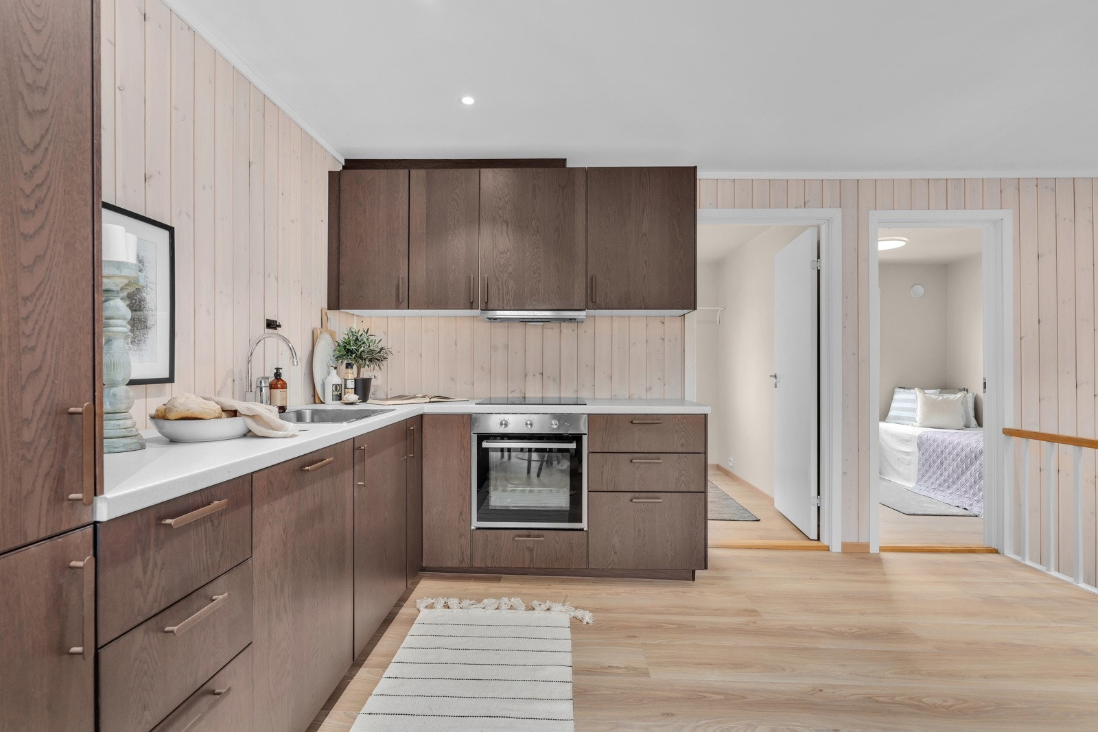 I tillegg til kombinert kjøkken og stue er det to soverom i boligens andre etasje Galleribilde