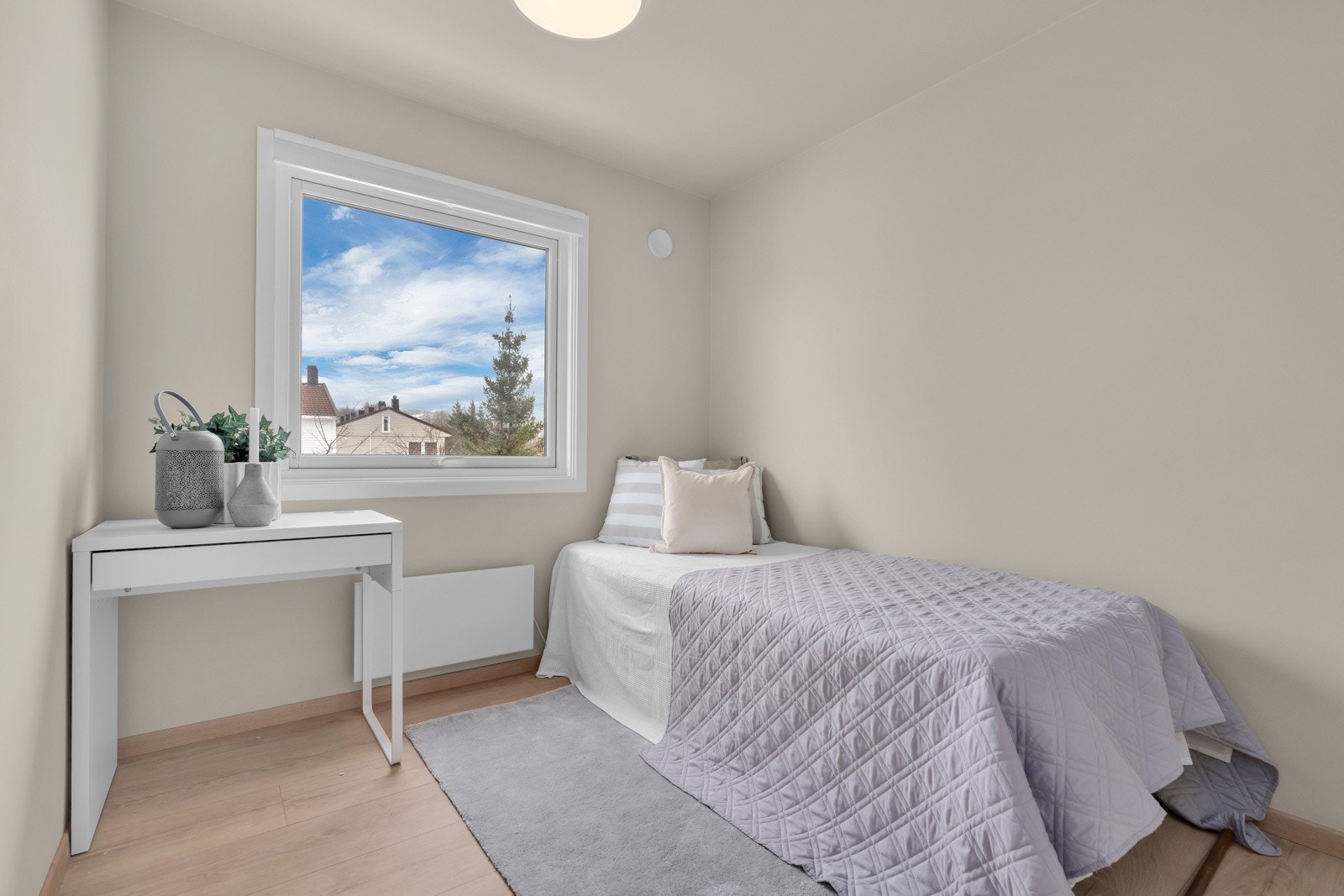 Et av boligens to soverom i andre etasje Galleribilde