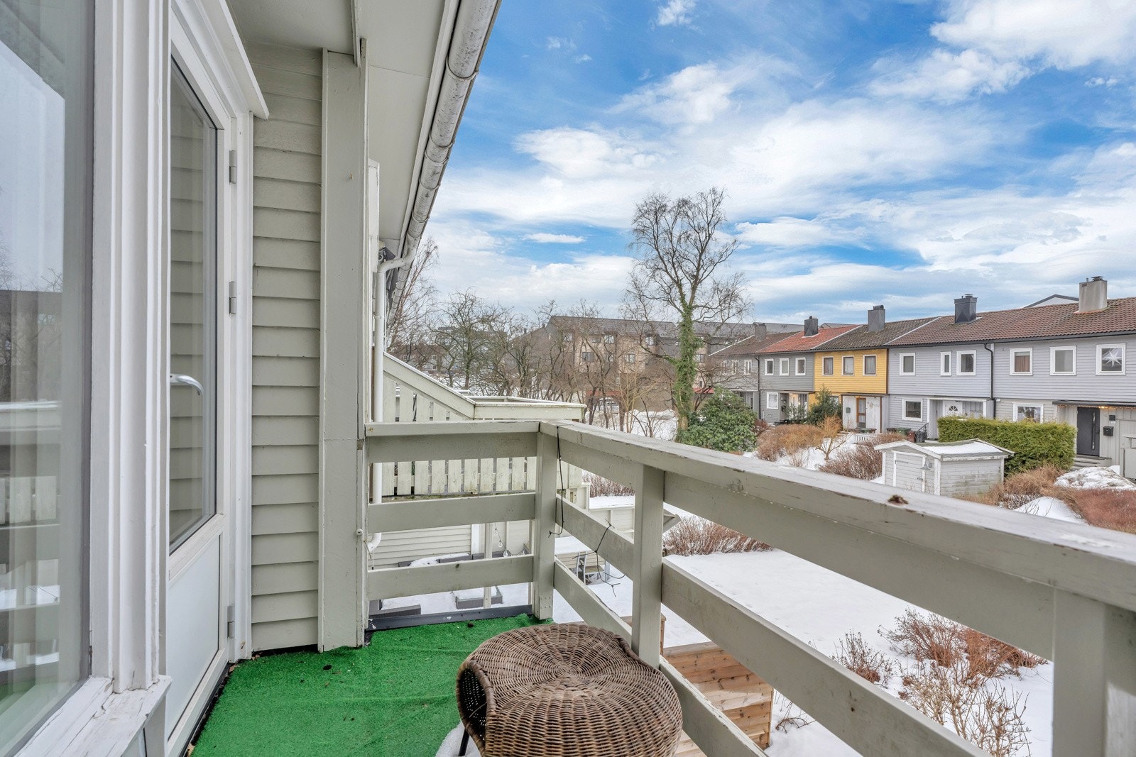 Boligens balkong og uteområde er vendt mot sørvest og har følgelig svært gode solforhold Galleribilde
