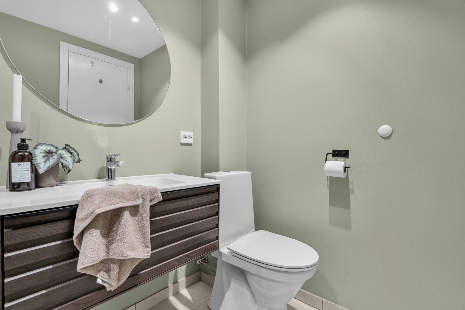 Badet inneholder blant annet toalett, baderomsinnredning og dusjhjørne Galleribilde