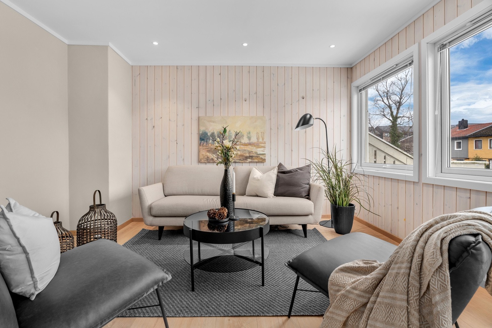 Stua er malt i behagelige farger som gir en god og lun følelse Galleribilde