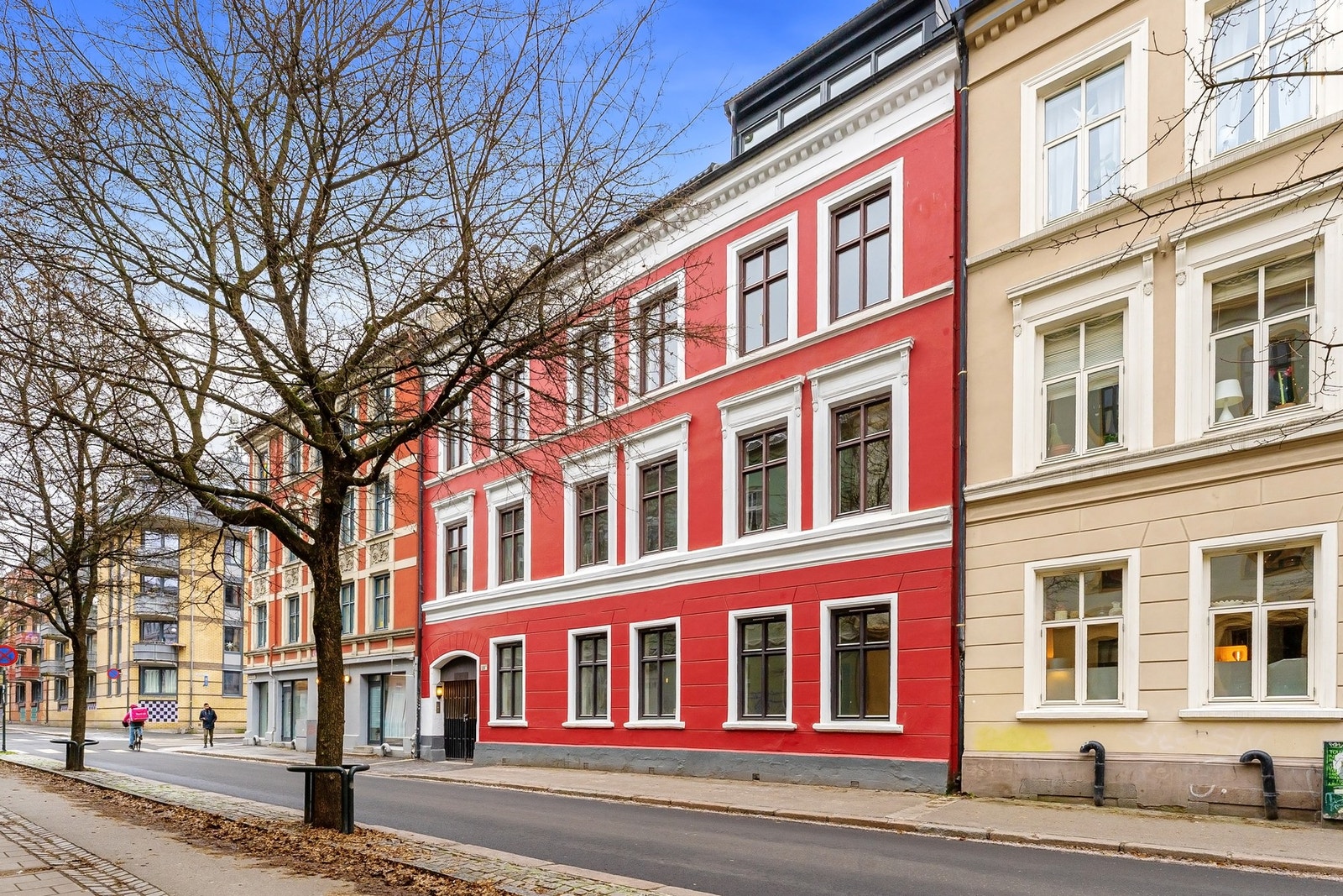 Levende og utban beliggenhet i hjertet av byen med et mangfold av kaféer, restauranter, grøntområder og servicetilbud rett utenfor døren. Galleribilde