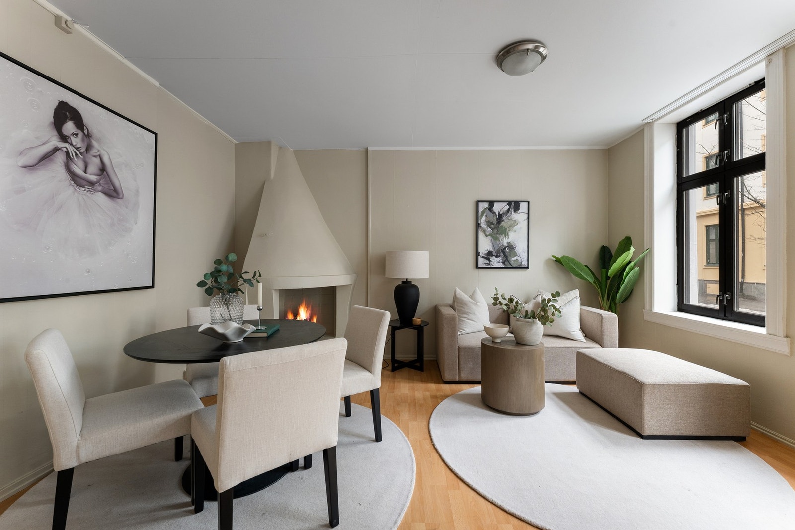 Velfungerende pipeløp i stue - perfekt for kjølige høst- og vinterdager. Mulig å flytte kjøkkenet inn i stue for å få to soverom mot bakgård og åpen løsning. Galleribilde