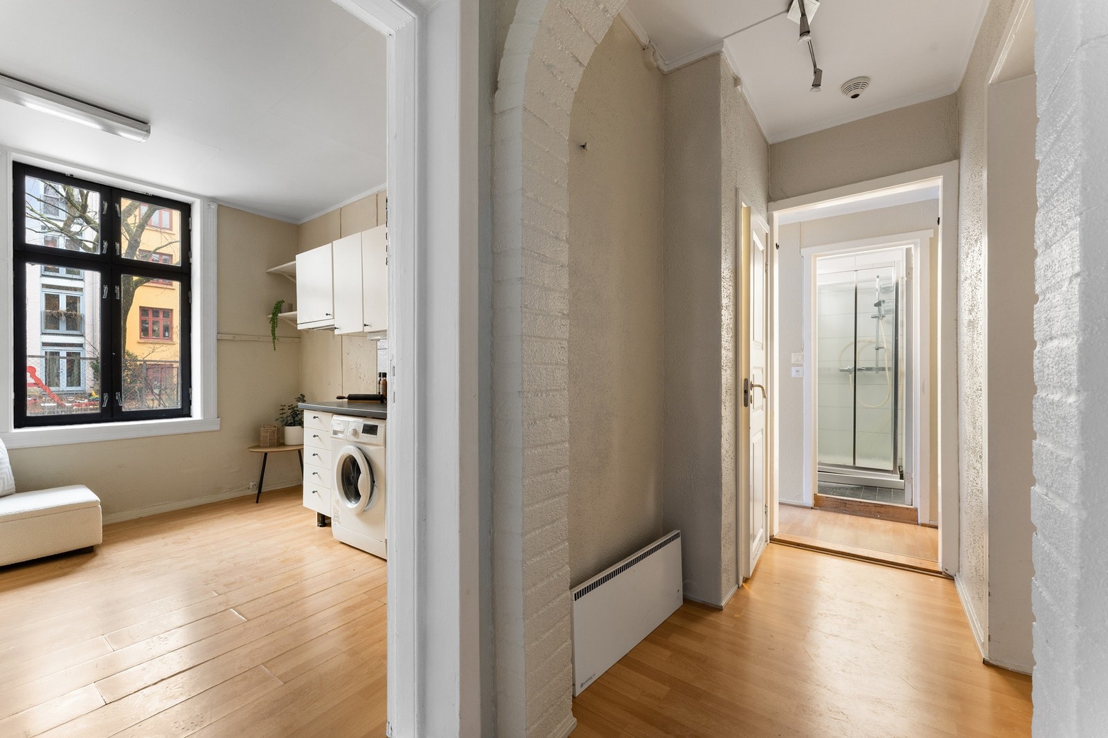 Det er mulig å flytte kjøkkenet ut i stuen og lage 2 soverom mot bakgård. Galleribilde