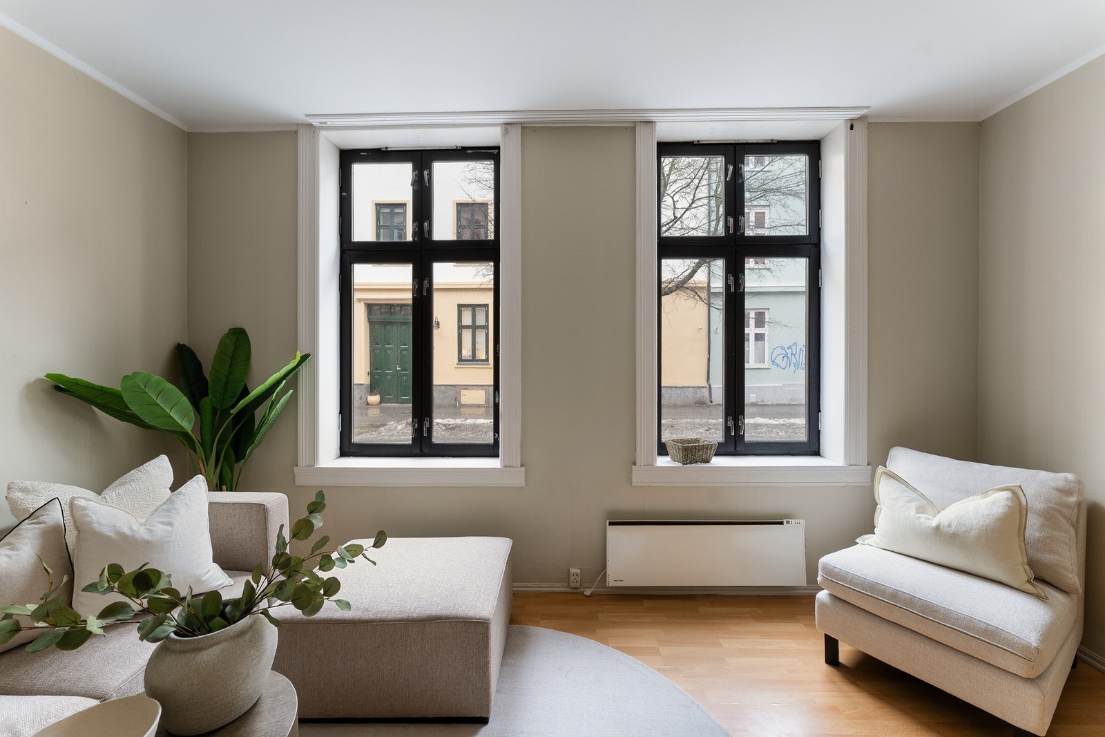 Taket i stuen er senket, så det kan heves for ytterligere takhøyde om ønskelig. Galleribilde