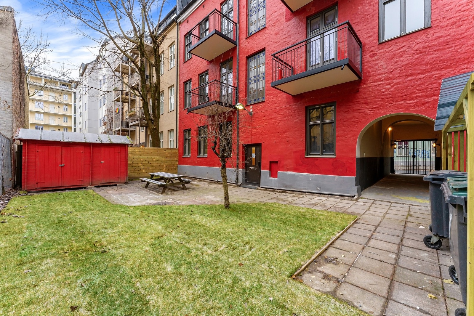 Nydelig, oppgradert bakgård i 2025 med ny plen og sittegrupper. Fellesarealene er også vesentlig oppgradert i 2025. Galleribilde