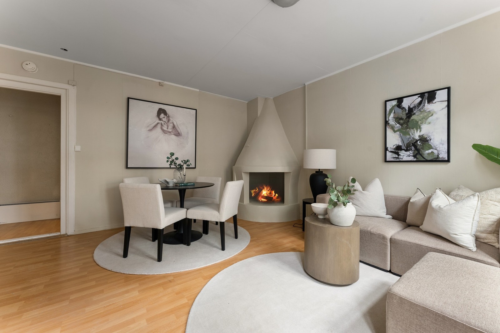 Nymalte overflater i 2026. Det er god plass til både sofagruppe og spisestue. Galleribilde