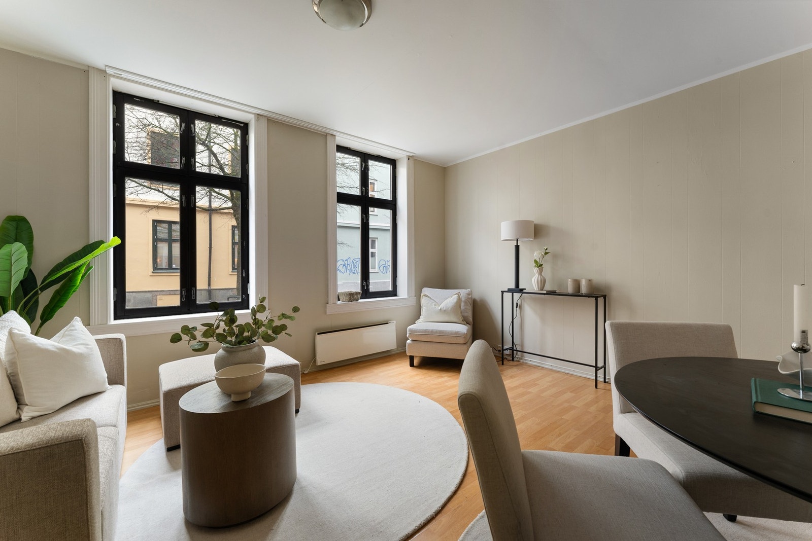 Nydelig gjennomlys fra to himmelretninger og generøs takhøyde gjør at alle rom oppleves lyse og luftige. Galleribilde