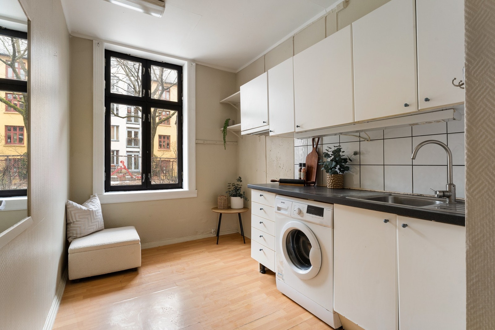 Separat kjøkken med hyggelig utsyn mot opparbeidet bakgård. Galleribilde