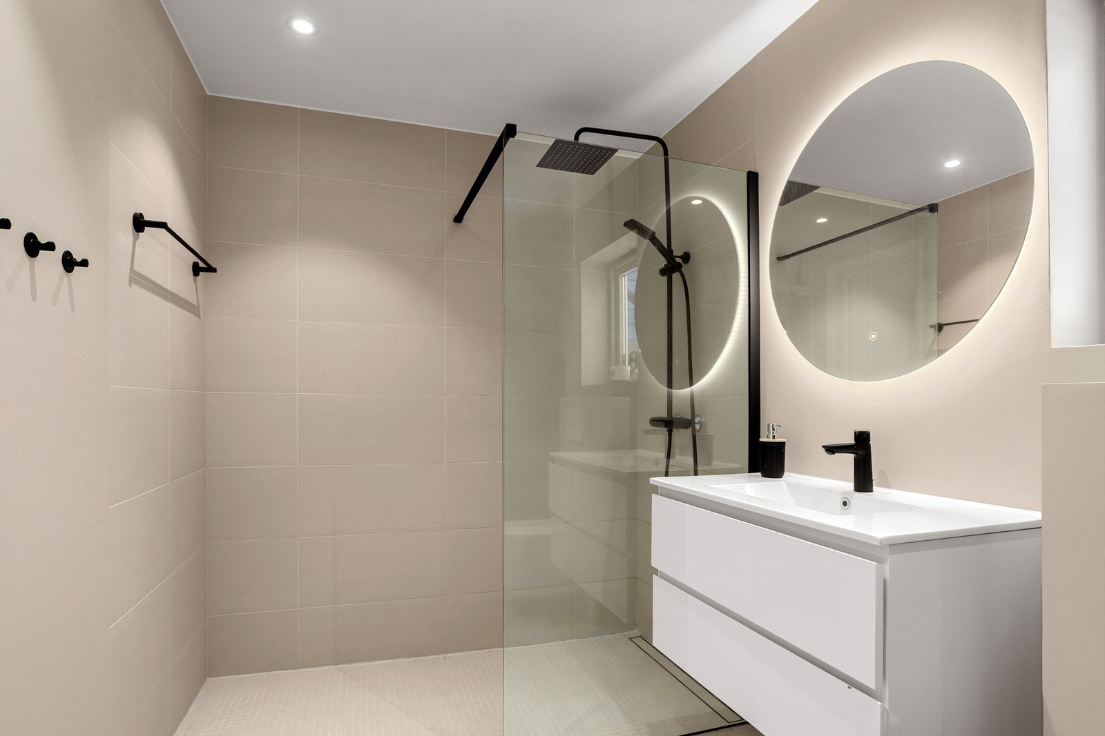 Delikat flislagt bad med gulvvarme fra 2020 Galleribilde