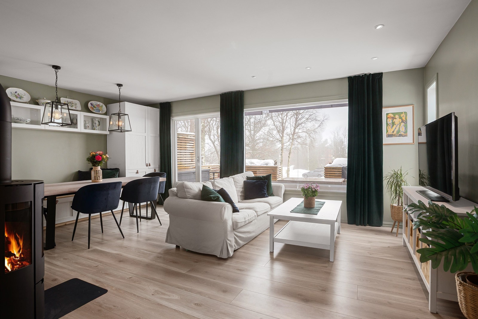 Stuen er malt opp i delikate og lune farger, med en nyere laminat på gulvene Galleribilde