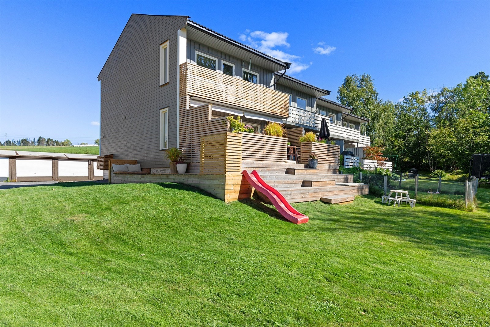 Huset har en god beliggenhet på feltet, og er påkostet både ute og inne Galleribilde