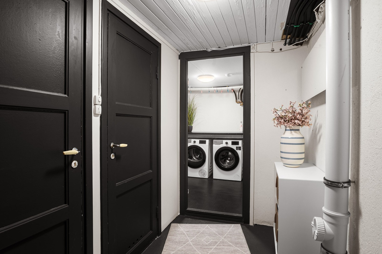 Boder med god lagringsplass i kjelleretasjen Galleribilde