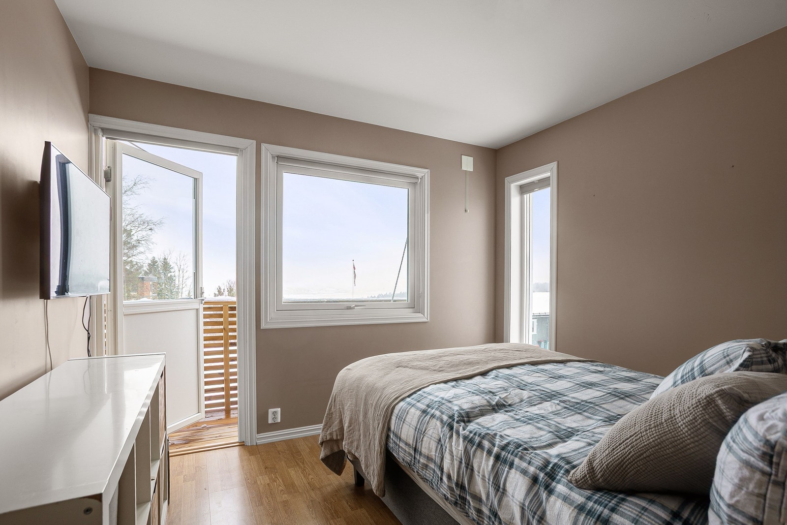 Dagens hovedsoverom med utgang til balkong Galleribilde