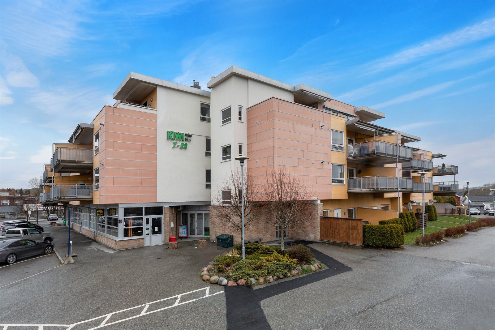 Dagligvareforretninger som Kiwi og Rema 1000 i nærheten, i tillegg apotek med mer Galleribilde