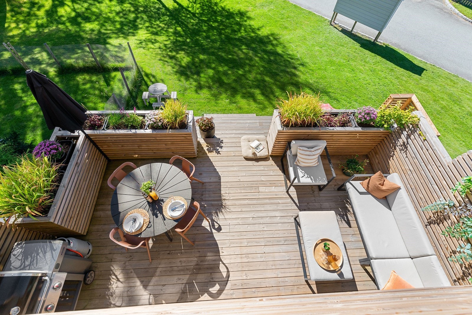 Terrasse med plass til diverse utemøbler og grill. Herfra har du også direkte adkomst til hage Galleribilde