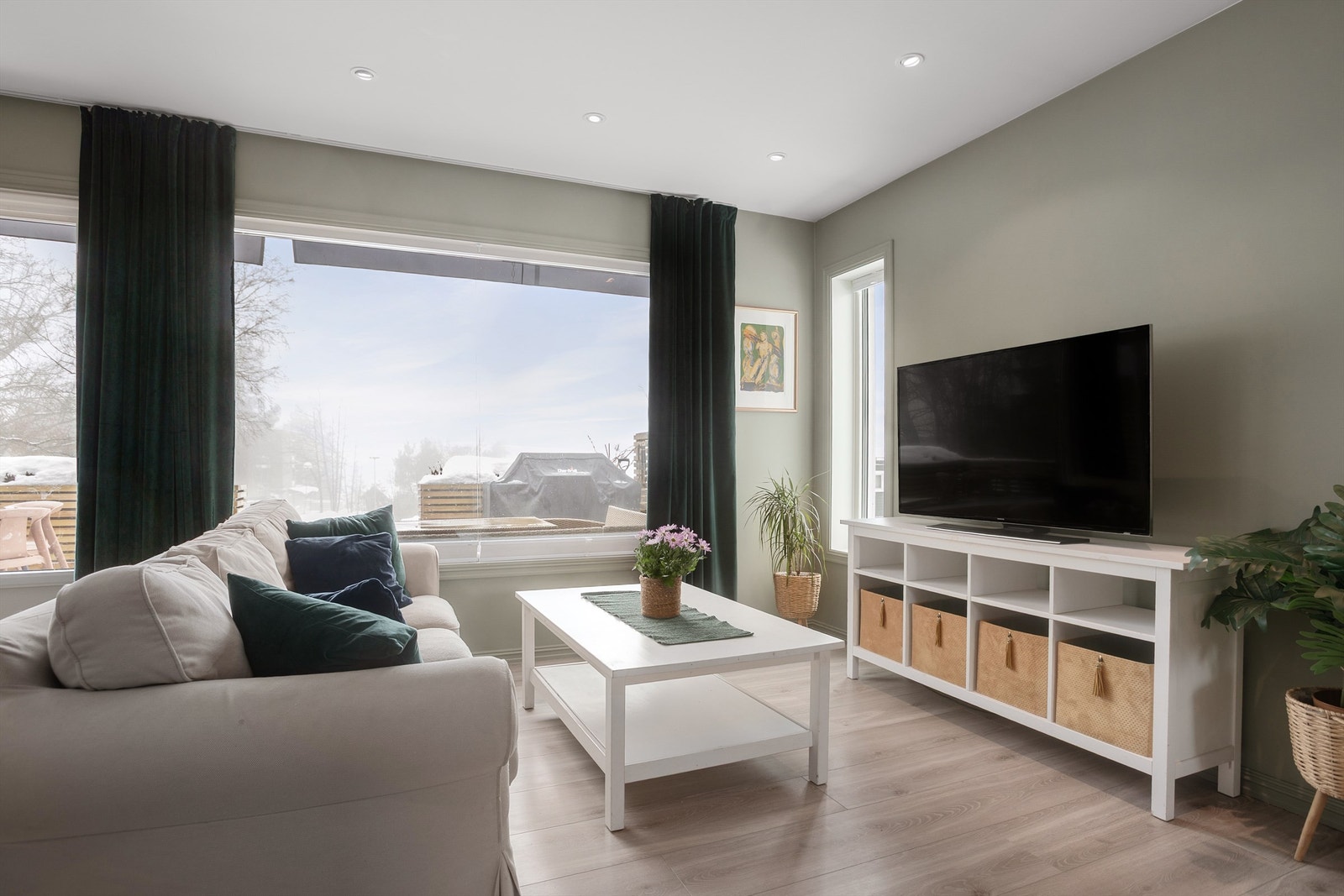 Store vindusflater som slipper inn rikelig med naturlig lys. Utgang til nyere terrasse mellom stue og spisestue Galleribilde