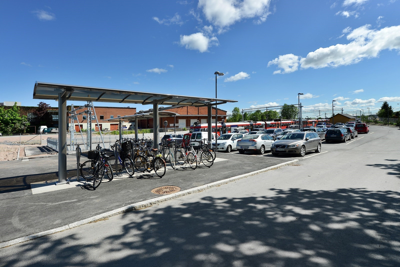 Kort vei til Spikkestad togstasjon med hyppige avganger retning Oslo Galleribilde