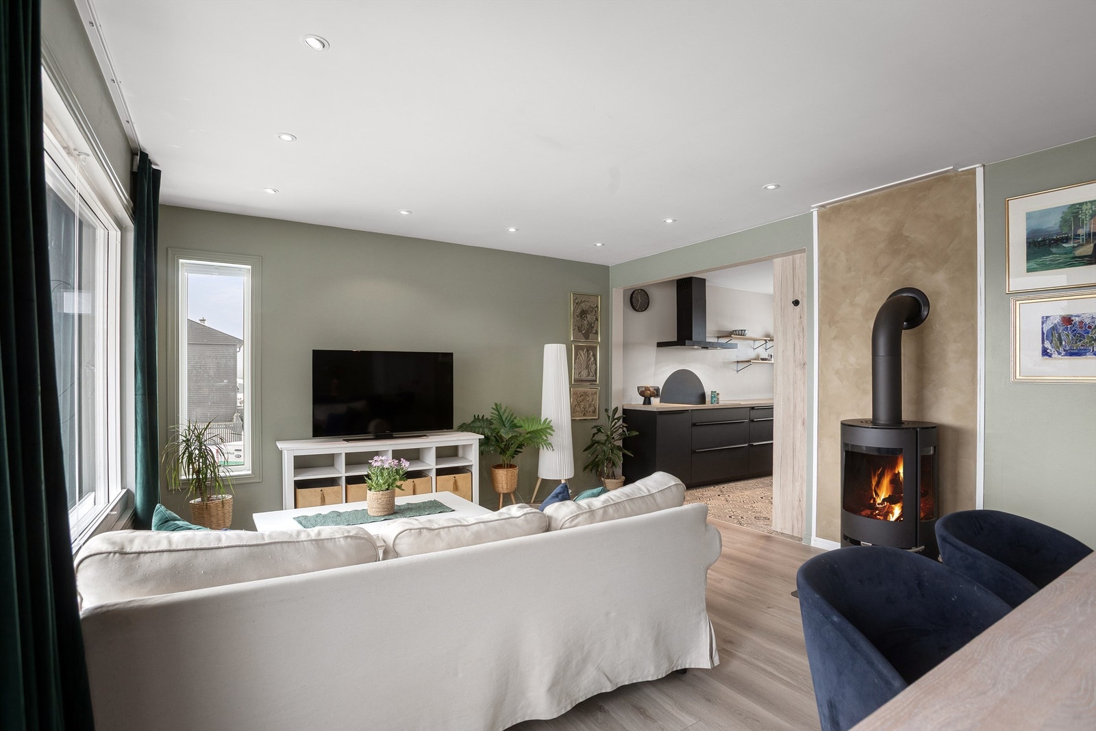 Stuen er romslig og har god plass sofaløsning med tilhørende møblementer og tv-seksjon. Her er det montert peisovn som gir fra seg godt med varme på kaldere dager Galleribilde