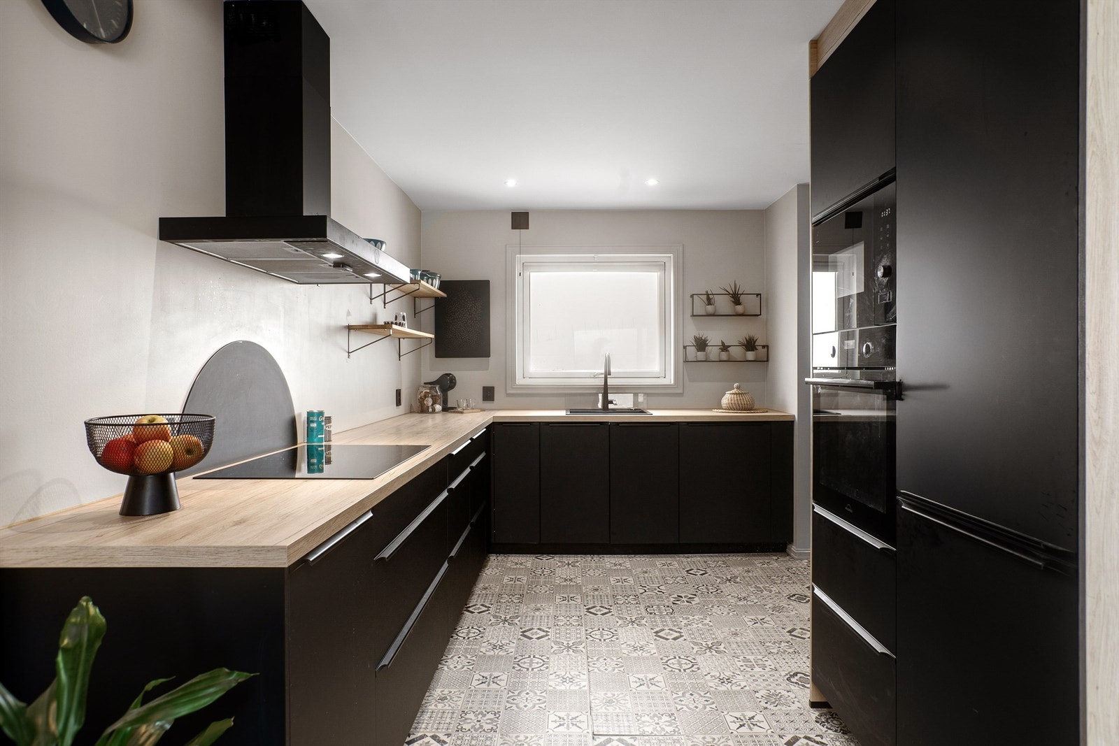 Romslig og moderne kjøkken fra 2022 Galleribilde