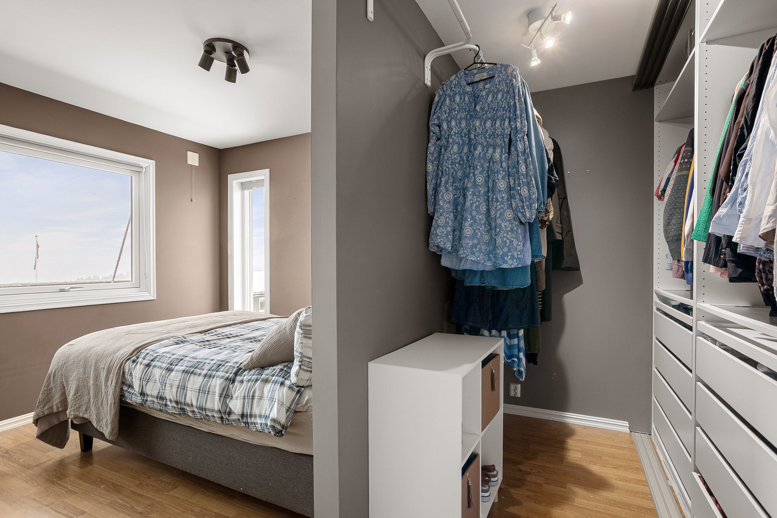 Praktisk walk-in closet tilknyttet soverommet Galleribilde