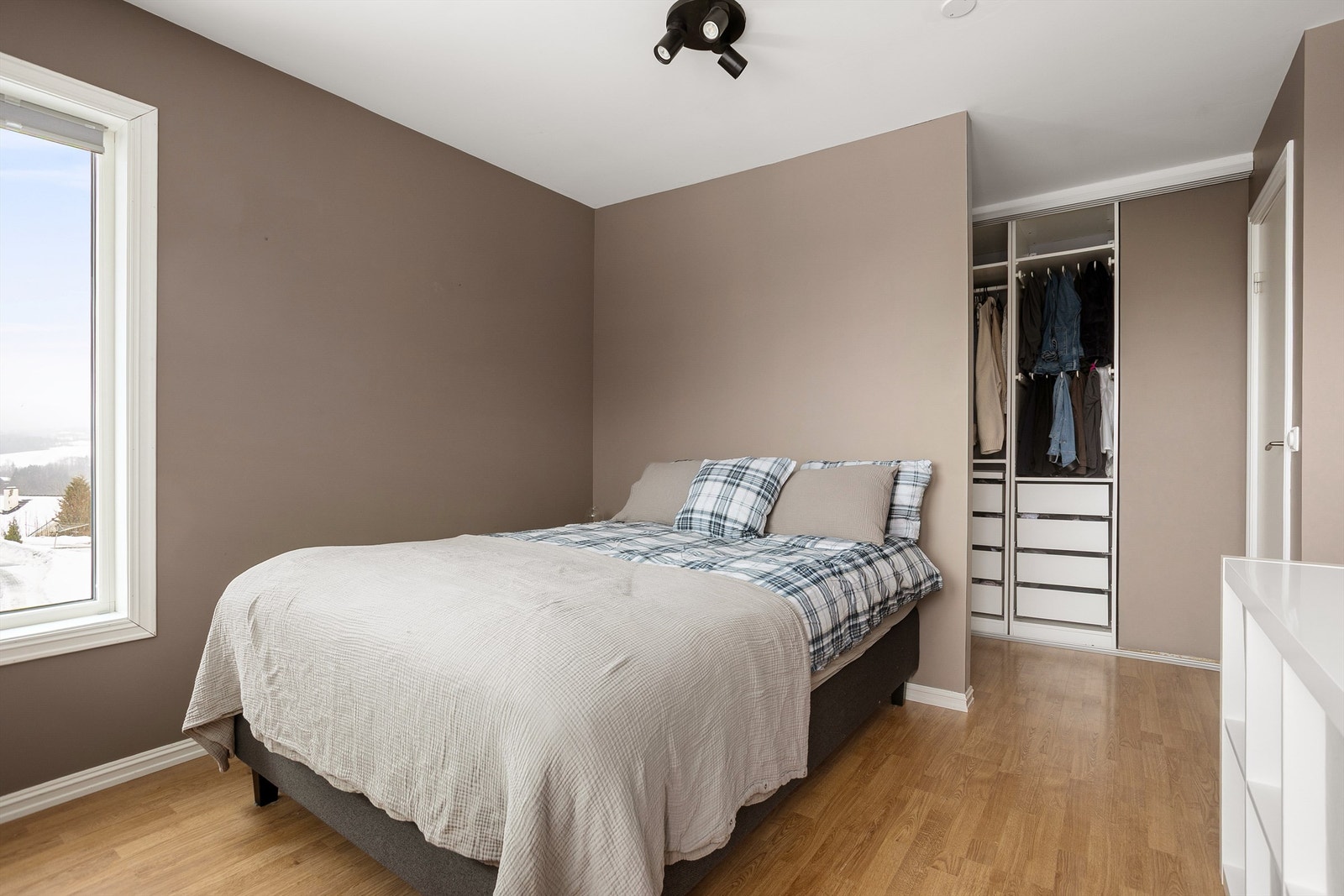 Soverommet har plss til dobbeltseng og garderobeløsning Galleribilde