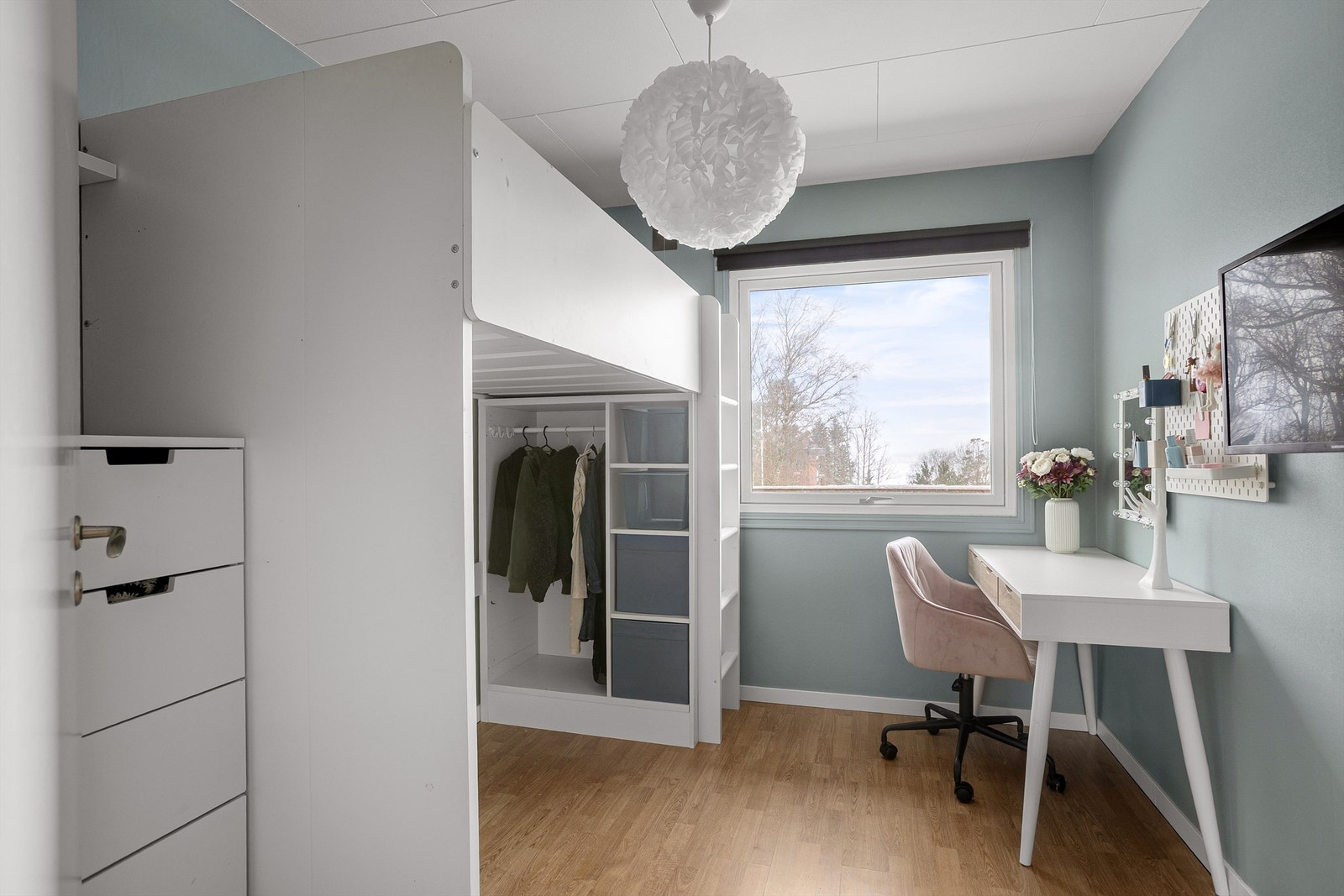 Soverom med plass til seng, skrivepult og klesskap Galleribilde