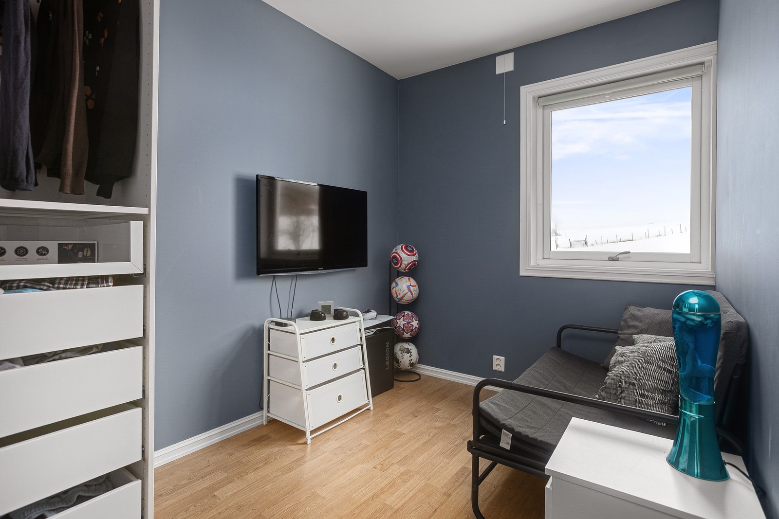 Soverom av god størrelse med plass til senge og garderobeløsning Galleribilde