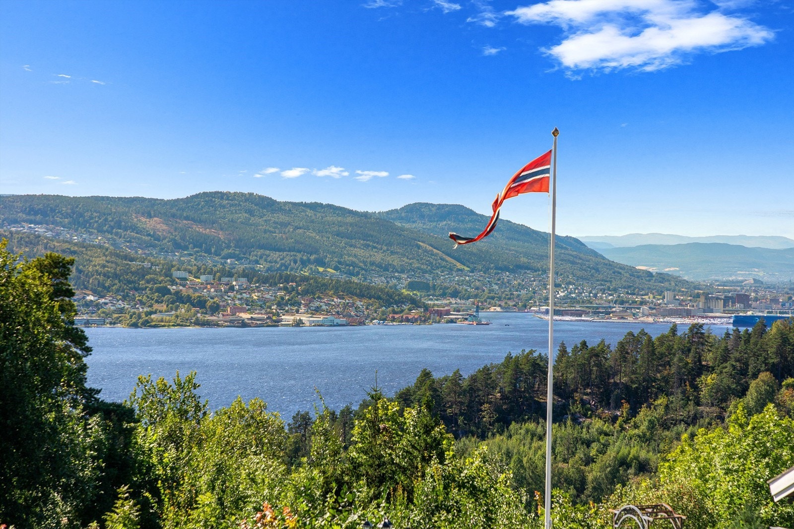 Meget pent enderekkehus med nydelig utsikt mot Drammensfjorden Galleribilde