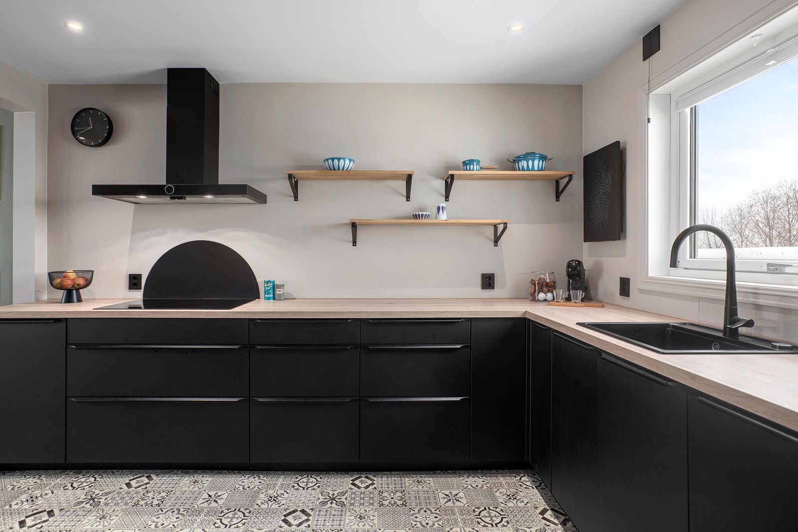 Kjøkkenet er innredet i mørke slette fronter og har rikelig med både skap- og benkeplass Galleribilde