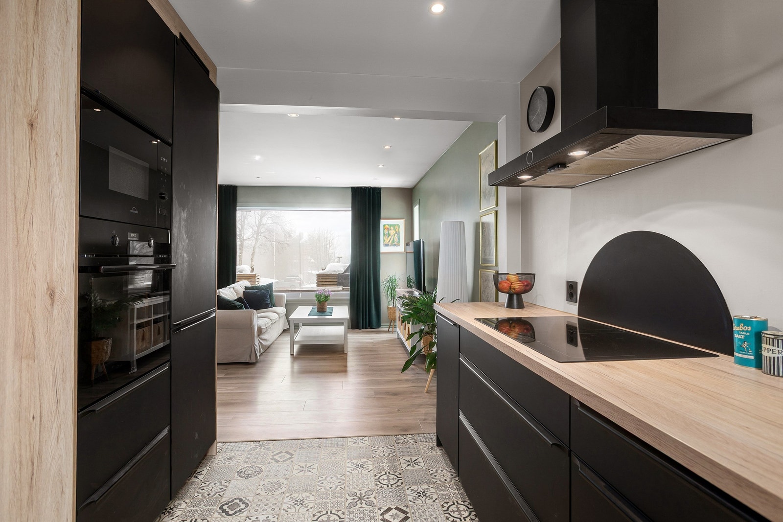 Integrerte hvitevarer som kjøleskap, stekeovn, mikrobølgeovn, oppvaskmaskin og nedfelt platetopp medfølger Galleribilde