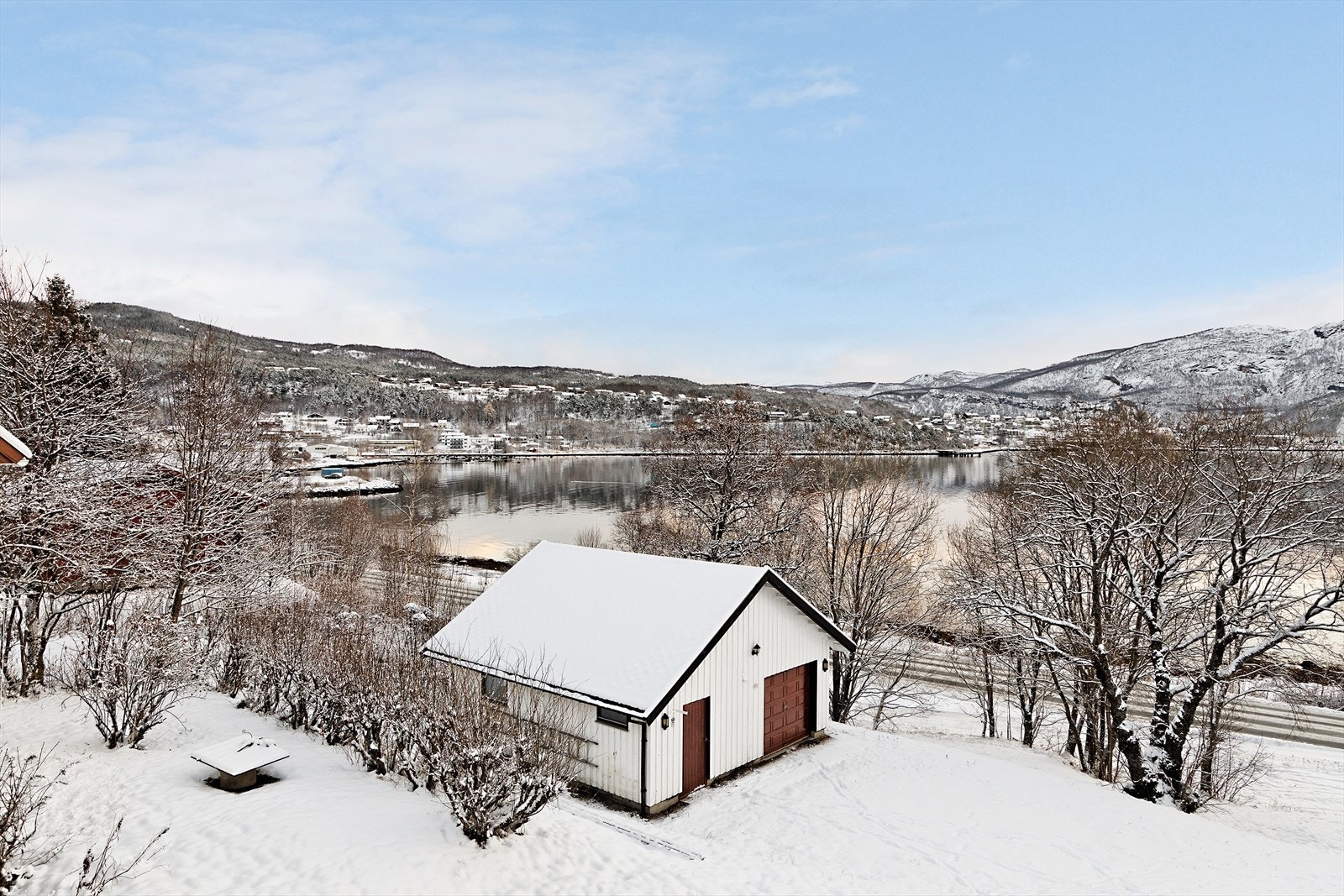 Garasje oppført i 1990. Garasjen har innlagt strøm og lys med fordelerskap i garasjerommet Galleribilde