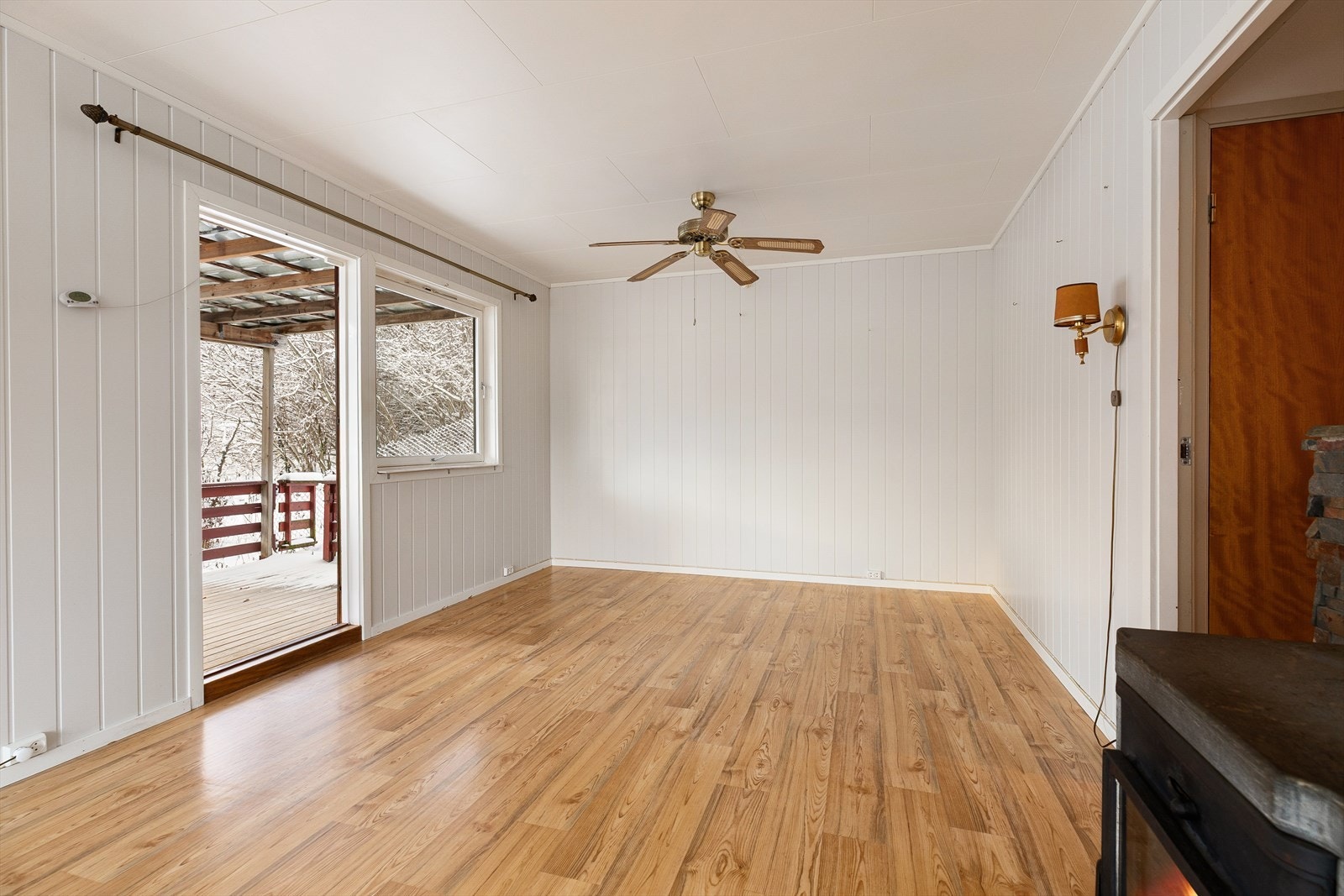 Utgang til delvis overbygget balkong fra stuen Galleribilde