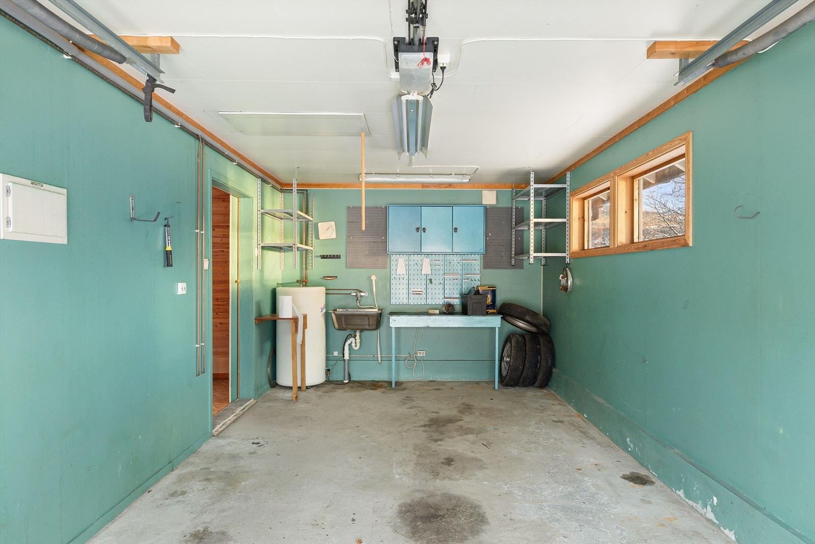 Innlagt vann og avløp med skyllekar og uttak for vannslange i garasjerommet - Se prospekt for utfyllende informasjon Galleribilde