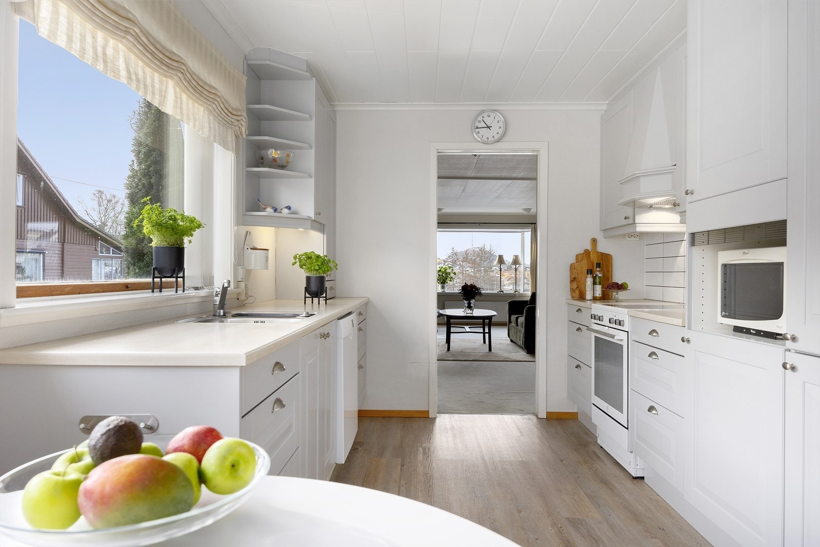 Boligens kjøkken har en klassisk innredning som er både funksjonell og tidløs. Galleribilde