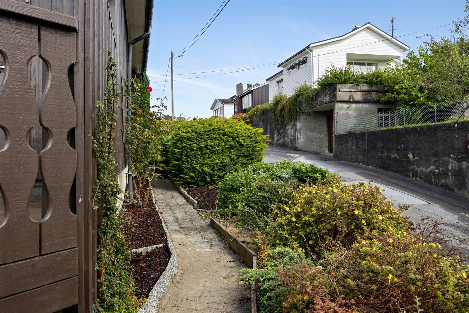 Gangstier og murer bidrar til en flott inndeling av tomta Galleribilde