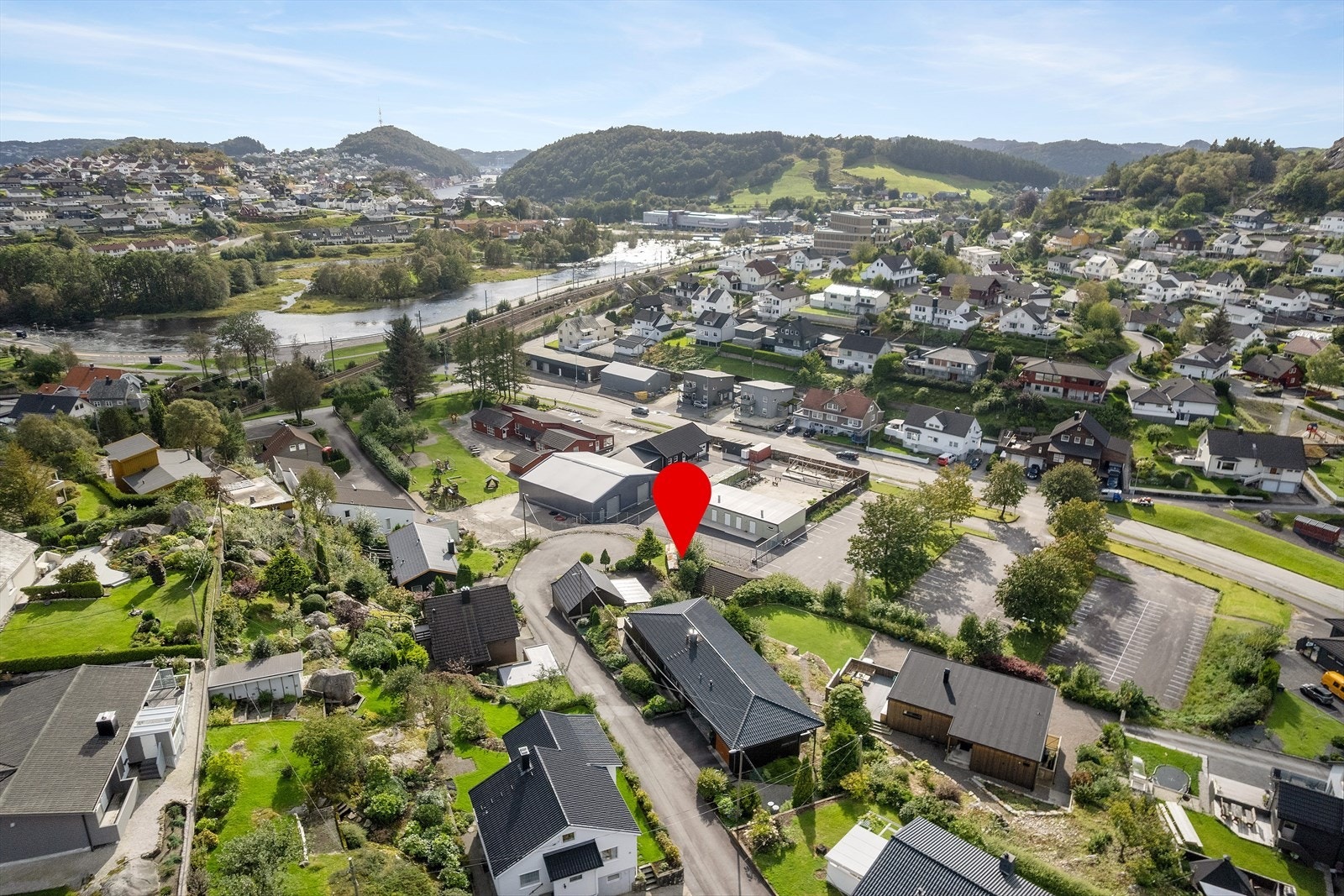 Idrettsanlegg som tennishall, ny svømmehall og fotballhall finnes like i nærheten, og det er kort vei til fine turmuligheter og lokal badeplass - perfekt for de som ønsker en aktiv fritid! Galleribilde