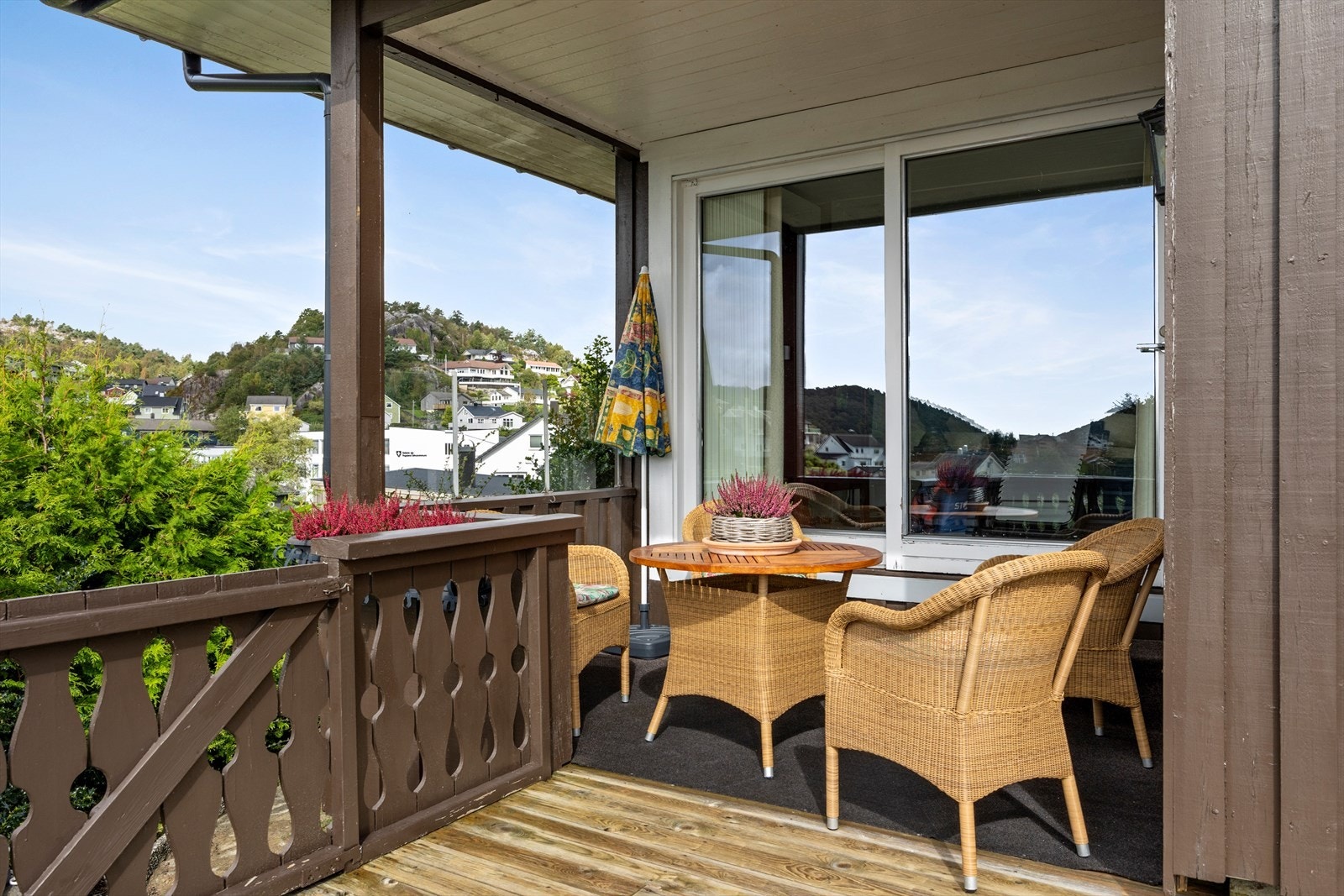 Del av terrassen er overbygget, så her kan en sitte ute på de mindre fine dagene og Galleribilde