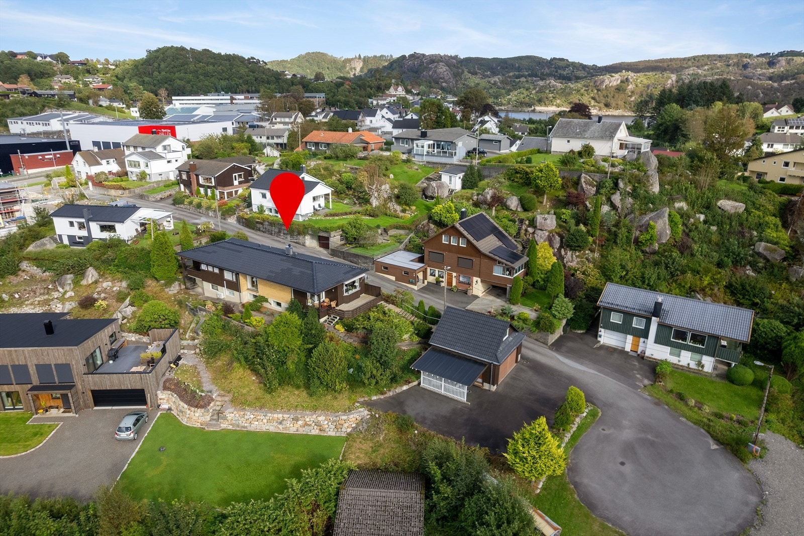 Hestholaneveien 5 ligger i et rolig og ettertraktet nabolag i Egersund, blindvei. Dette barnevennlige området byr på gangavstand til skoler på alle trinn og 2 barnehager, noe som gjør dette til et ideelt sted for familier. Galleribilde