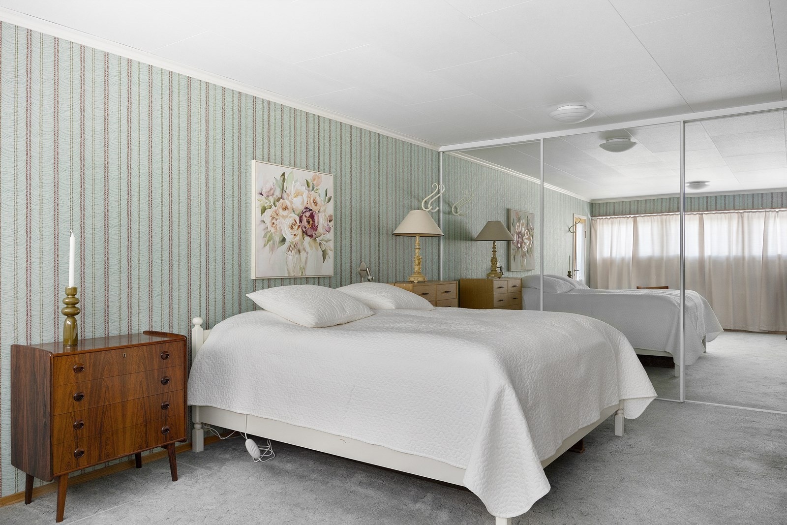 Hovedsoverommet er plassert i hovedetasjen og har en romslig garderobe samt direkte inngang til badet, som er en luksuriøs og praktisk løsning Galleribilde