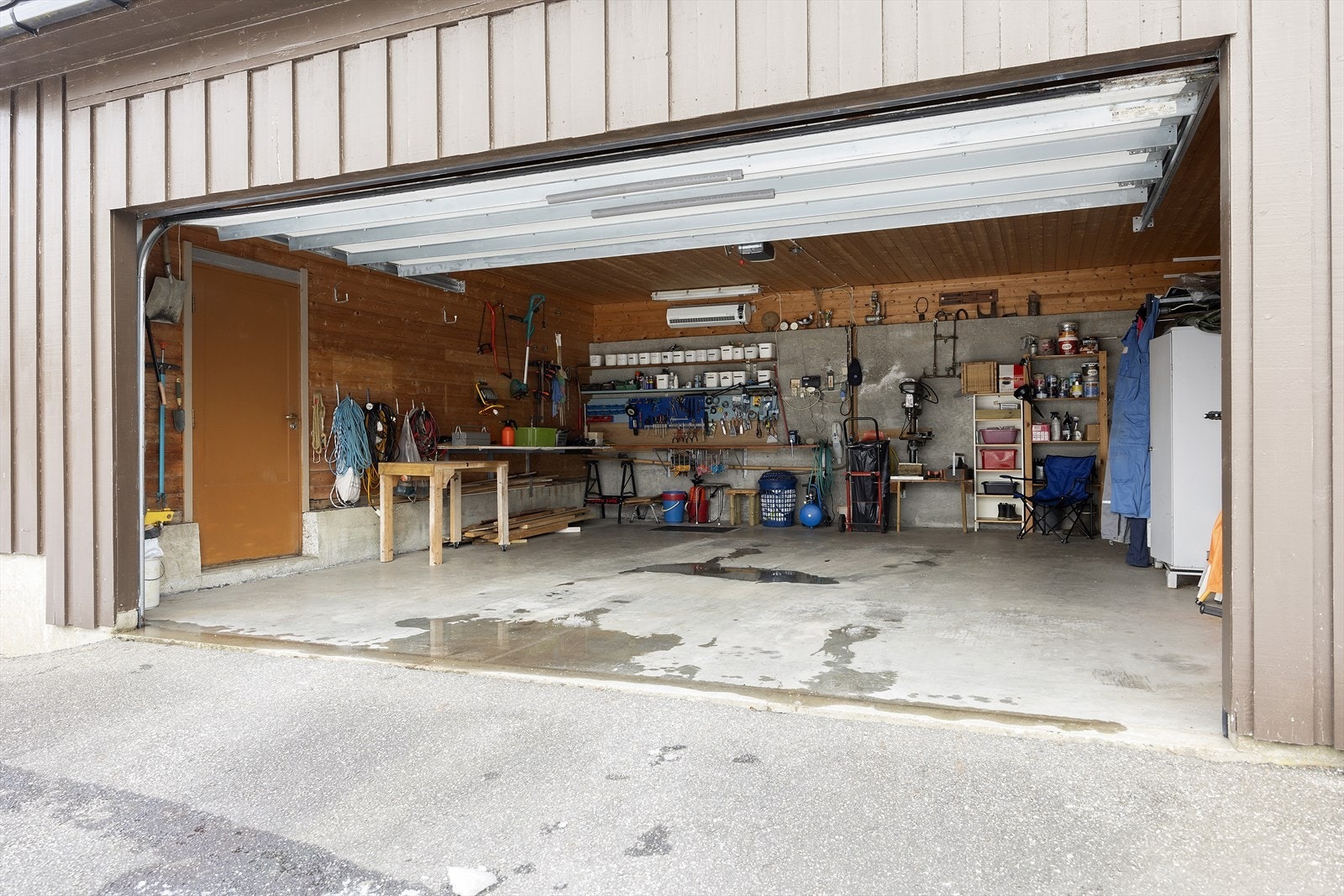 Romslig frittstående garasje Galleribilde