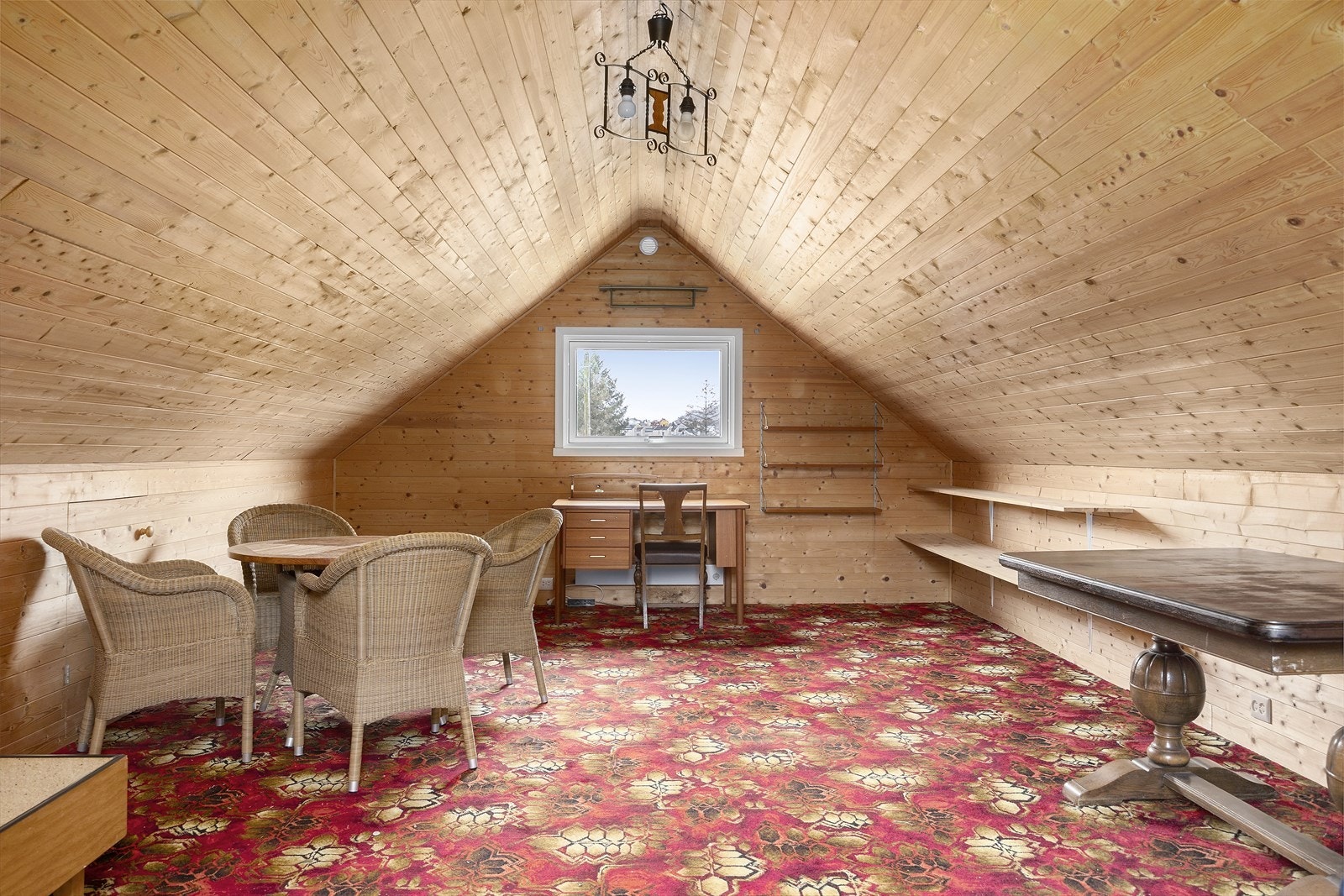 Loft på garasjen, det foreligger ikke godkjenning av innredet loft på garasjen. Galleribilde