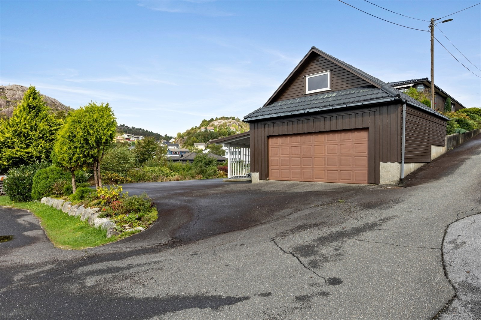 Meget god parkeringsdekning i dobbel garasje, carport og på egen tomt Galleribilde