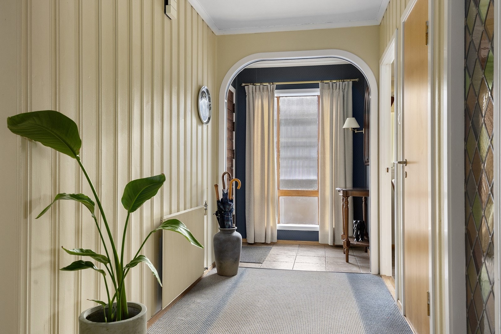 Entreè/gang gir et godt førsteinntrykk med sin romslige utforming. Her er god plass til oppbevaring av klær og sko, takket være en praktisk utforming som gjør det enkelt å holde orden i hverdagen. Galleribilde