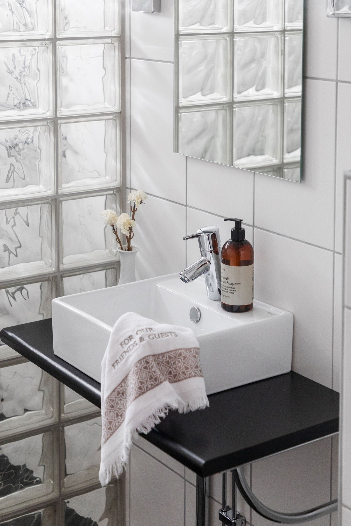 Badet er innredet med servant, veggskap, speil og god belysning. Galleribilde