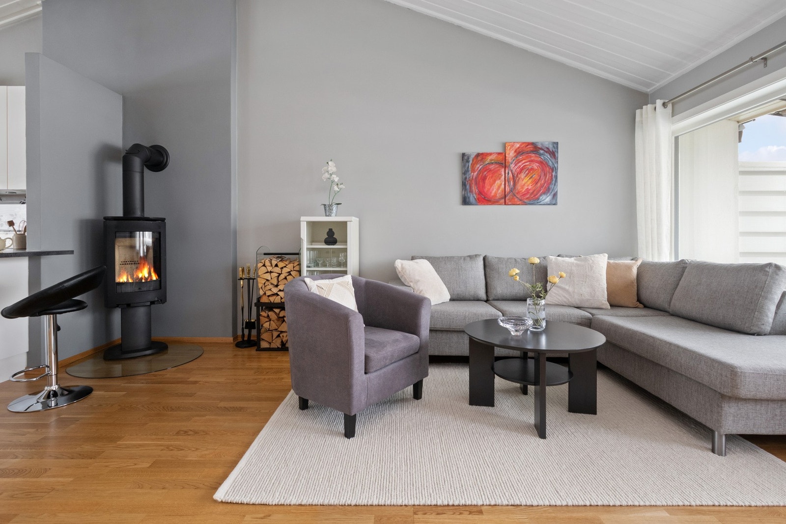 I stuesonen er det god plass til sofagruppe, lenestol og tv-/mediastasjon. Galleribilde