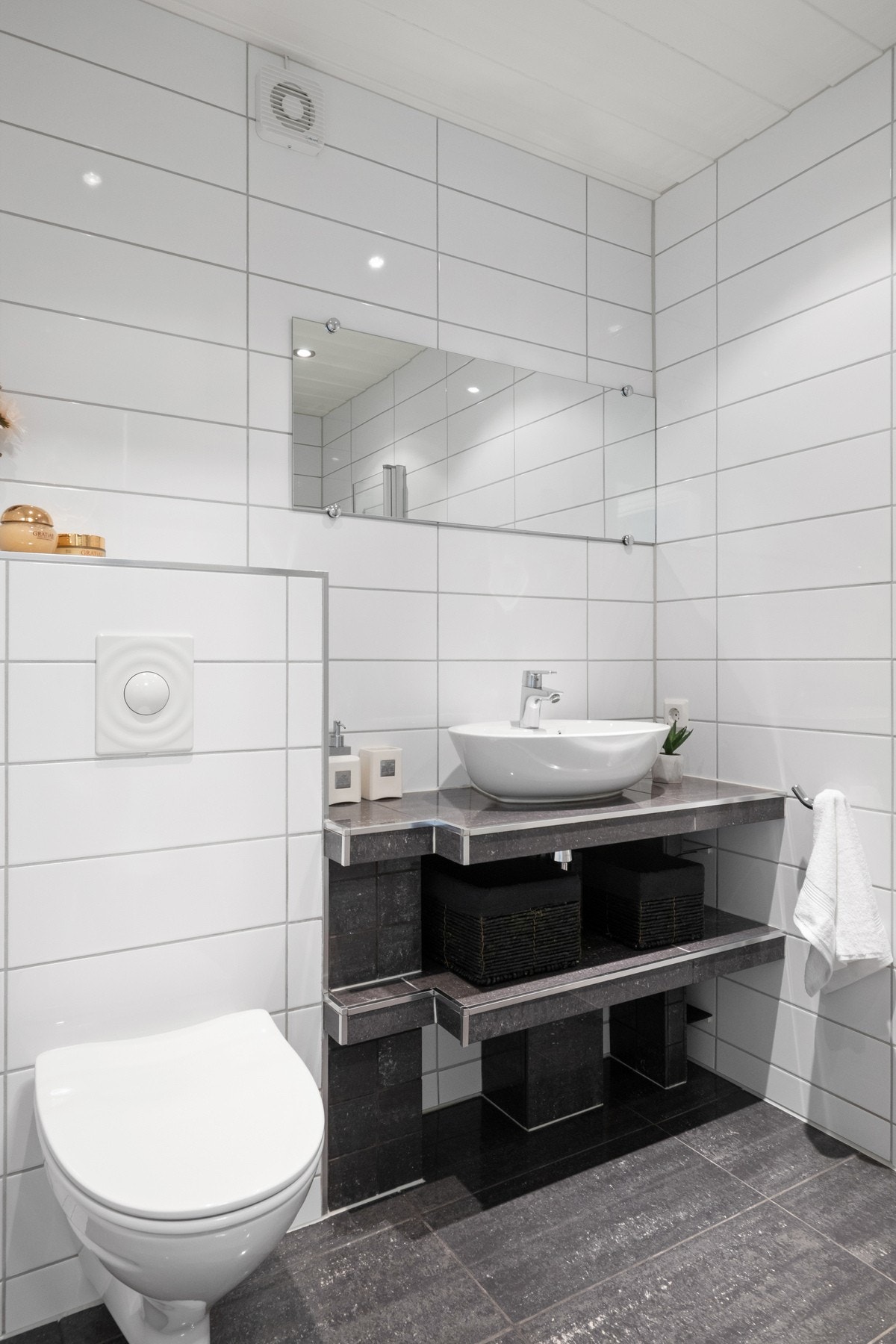 I tilknytning til soverommene i første etasje ligger et bad pusset opp i 2010. Galleribilde